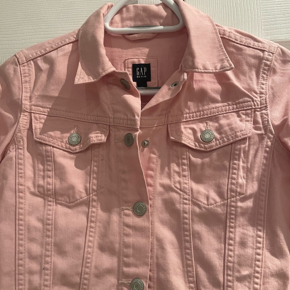 Light pink Gap denim crop jacket for girls size large . Adorable color.Brand new